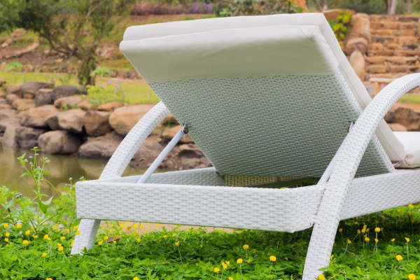 Шезлонг плетеный Bari, белый R047DS Искусственный ротанг Azzura Шезлонг плетеный Bari, белый