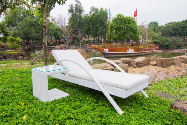 Шезлонг плетеный Bari, белый R047DS Искусственный ротанг Azzura Шезлонг плетеный Bari, белый